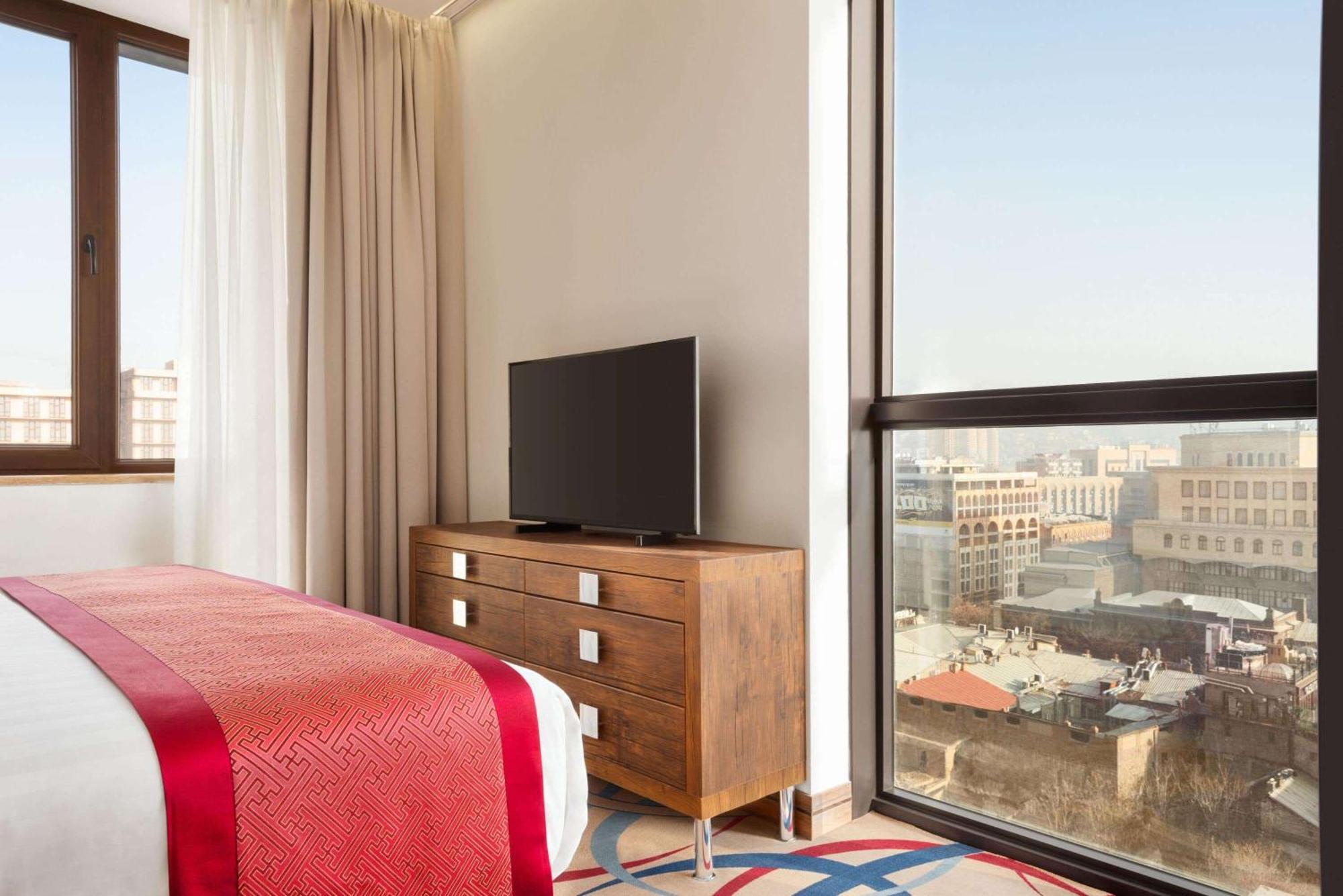 Ramada Hotel & Suites By Wyndham Jerevan Eksteriør billede